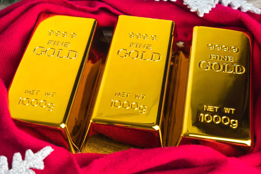 Gold gains 2nd week on weak dollar, Fed pause prospects