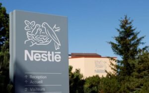 A logo is pictured on the Nestle research center at Vers-chez-les-Blanc in Lausanne, Switzerland August 20, 2020./Denis/File Photo