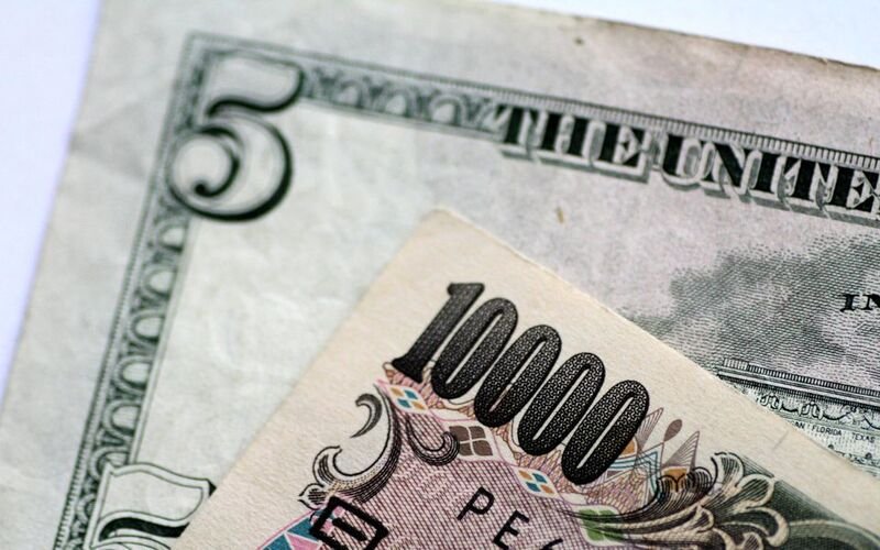Yen falls as rates forecast diverges; NZ dollar falls.