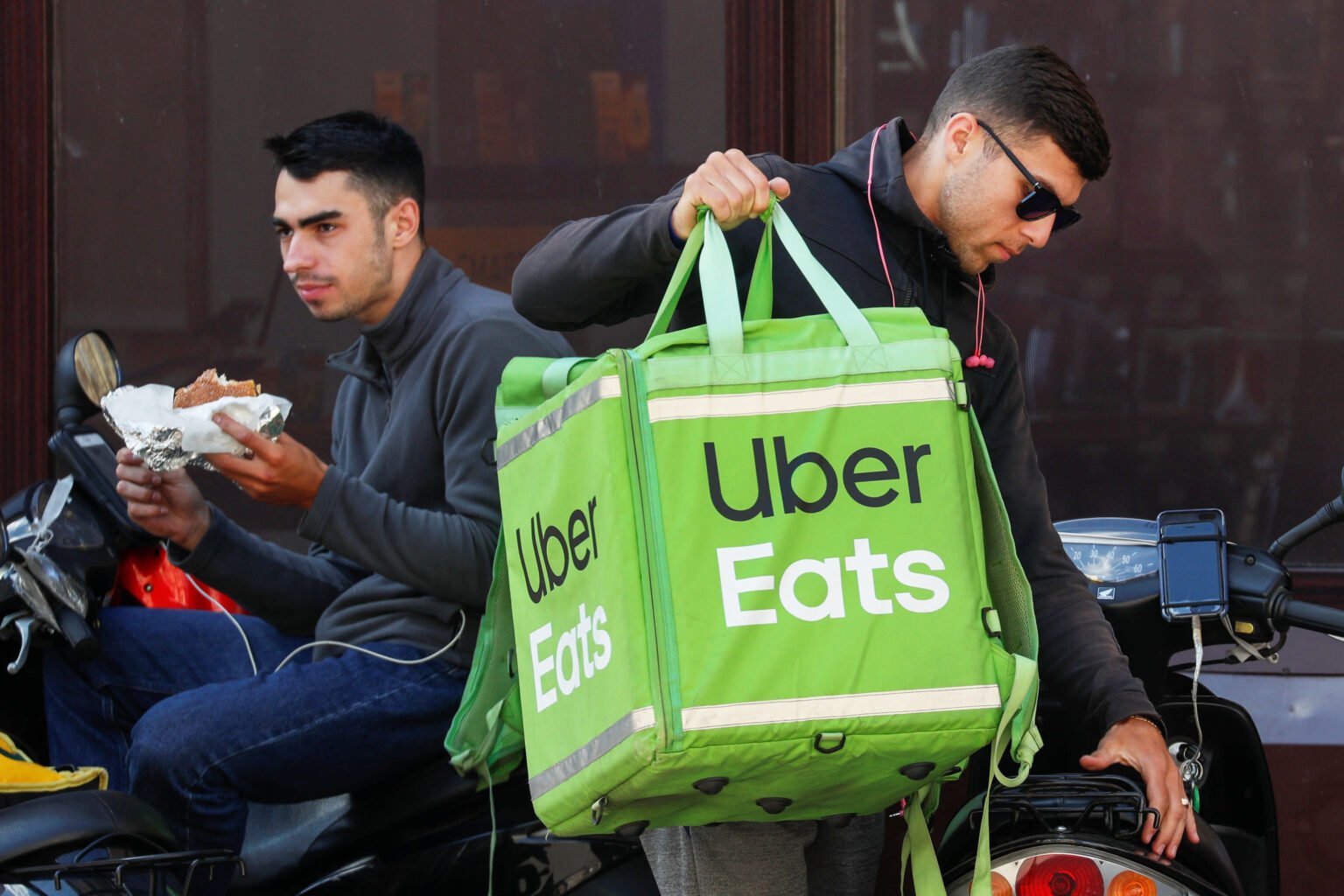From UberEATS to DoorDash: Examining the Key Players in the Food Delivery Industry
