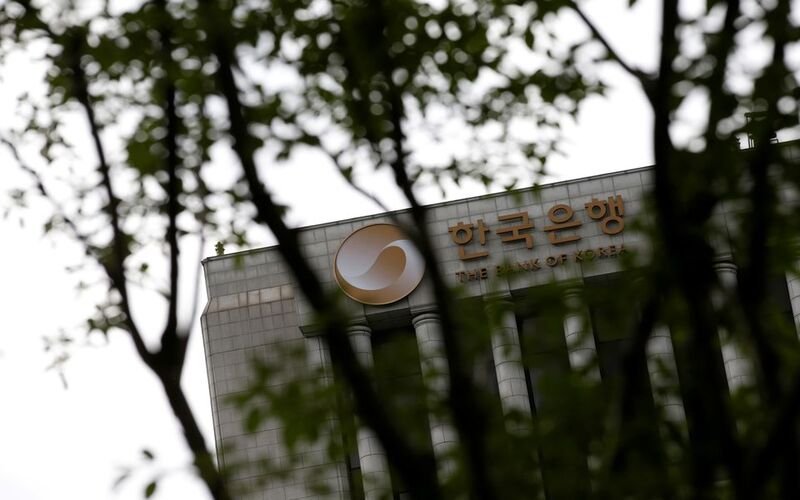 Bank of Korea stands pat as inflation eases, growth risks heighten