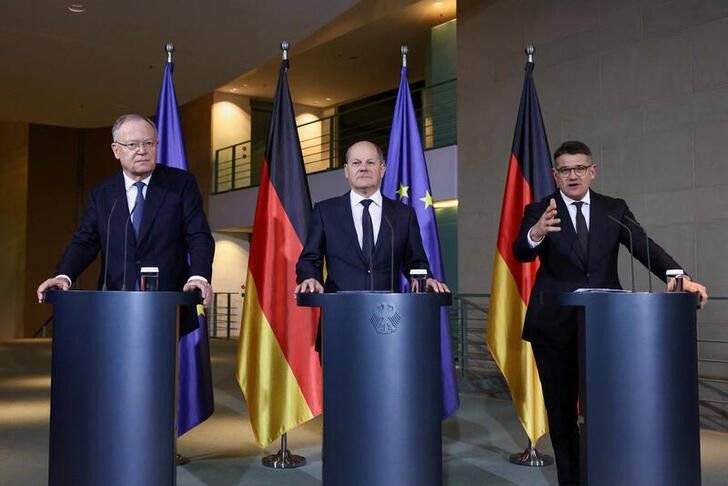 German Chancellor Olaf Scholz, Minister President of Hesse Boris Rhein and Minister President of Lower Saxony Stephan Weil give a statement regarding the Germany pact on the day of a meeting of the country's 16 state premiers on current issues in Berlin, Germany November 6, 2023. REUTERS/Liesa Johannssen