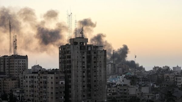 Smoke rises following Israeli strikes, amid the ongoing conflict between Israel and Palestinian Islamist group Hamas, in Gaza City, November 7, 2023. REUTERS/Mohammed Al-Masri