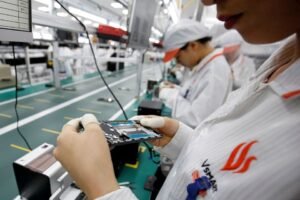 A manufacturer works at an assembly line of Vingroup's Vsmart phone in Hai Phong, Vietnam December 4, 2018. REUTERS/Kham/File Photo