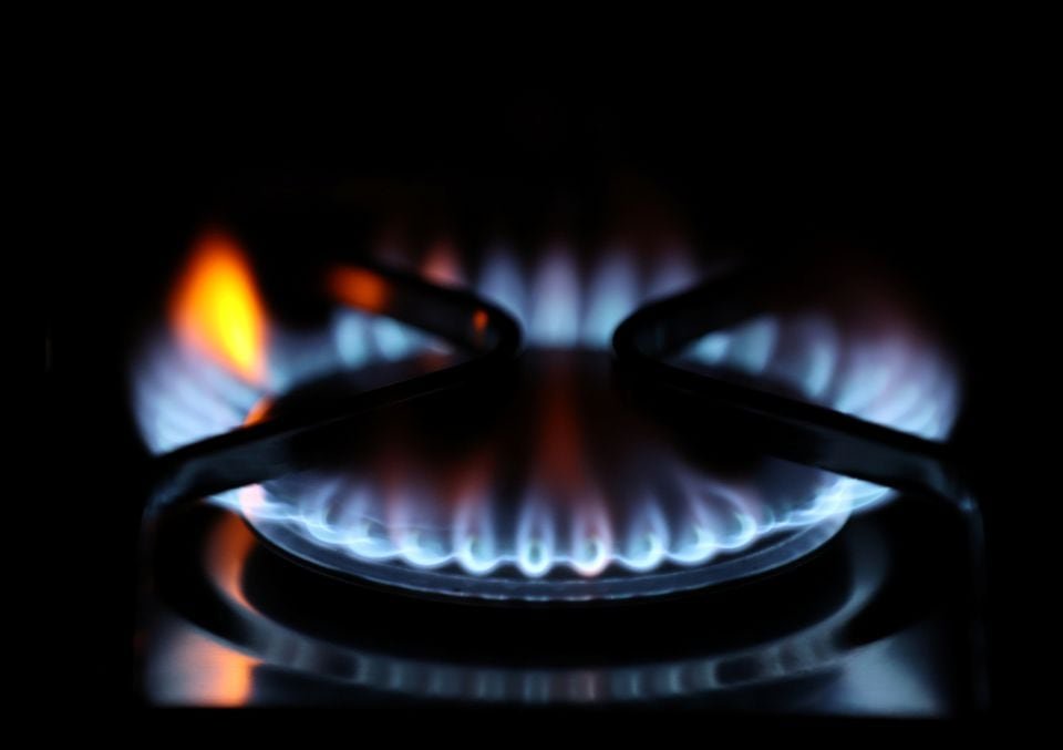 Britain’s energy price cap to fall 14% in April – Cornwall Insight Flames come out of a domestic gas ring of an oven in Durham, Britain, September 23, 2021. REUTERS/Lee Smith/File Photo