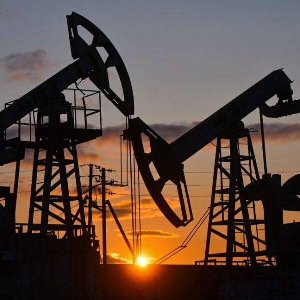 Oil Market Reacts: 3% Surge as Israeli Strikes on Iran Rattle Invest