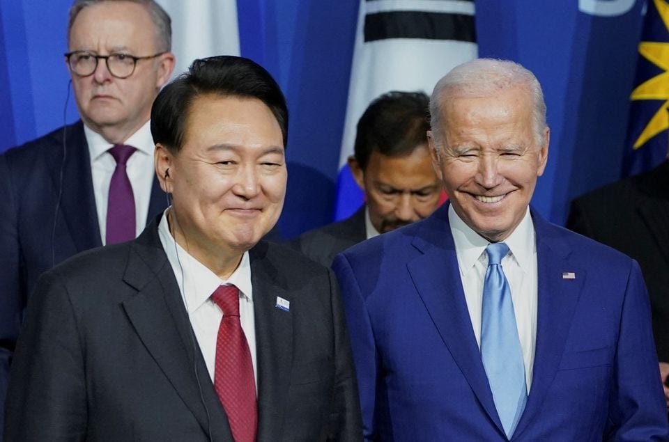 U.S. President Joe Biden and South Korea's President Yoon Suk Yeol smile during an Indo-Pacific Economic Framework event at the Asia-Pacific Economic Cooperation (APEC) summit in San Francisco, California, U.S., November 16, 2023. REUTERS/Kevin Lamarque/File Photo