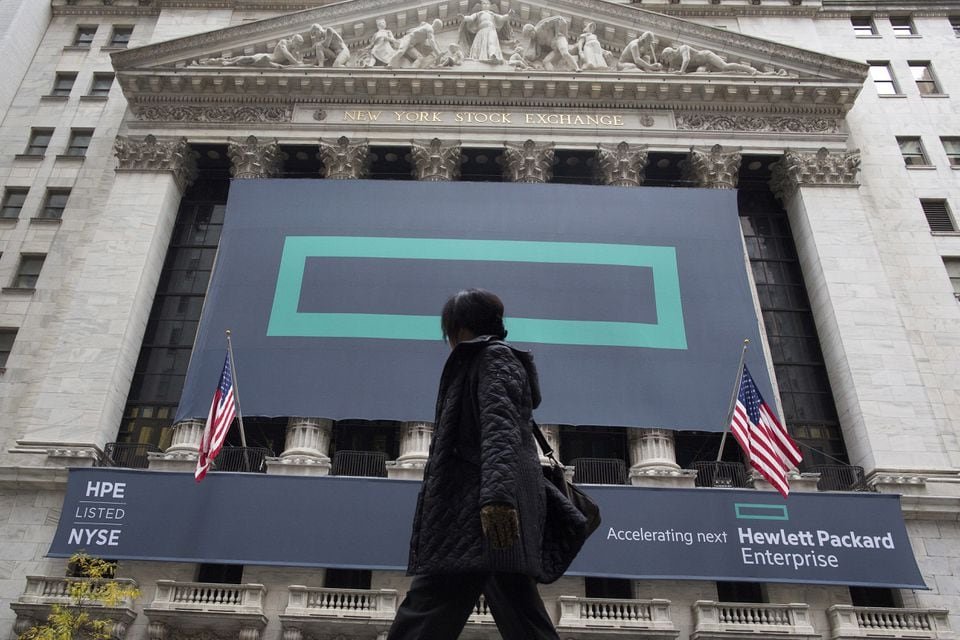 Hewlett Packard Enterprise to buy Juniper Networks in $14 bln deal Signs for Hewlett Packard Enterprise Co., cover the facade of the New York Stock Exchange November 2, 2015. REUTERS/Brendan McDermid/File Photo