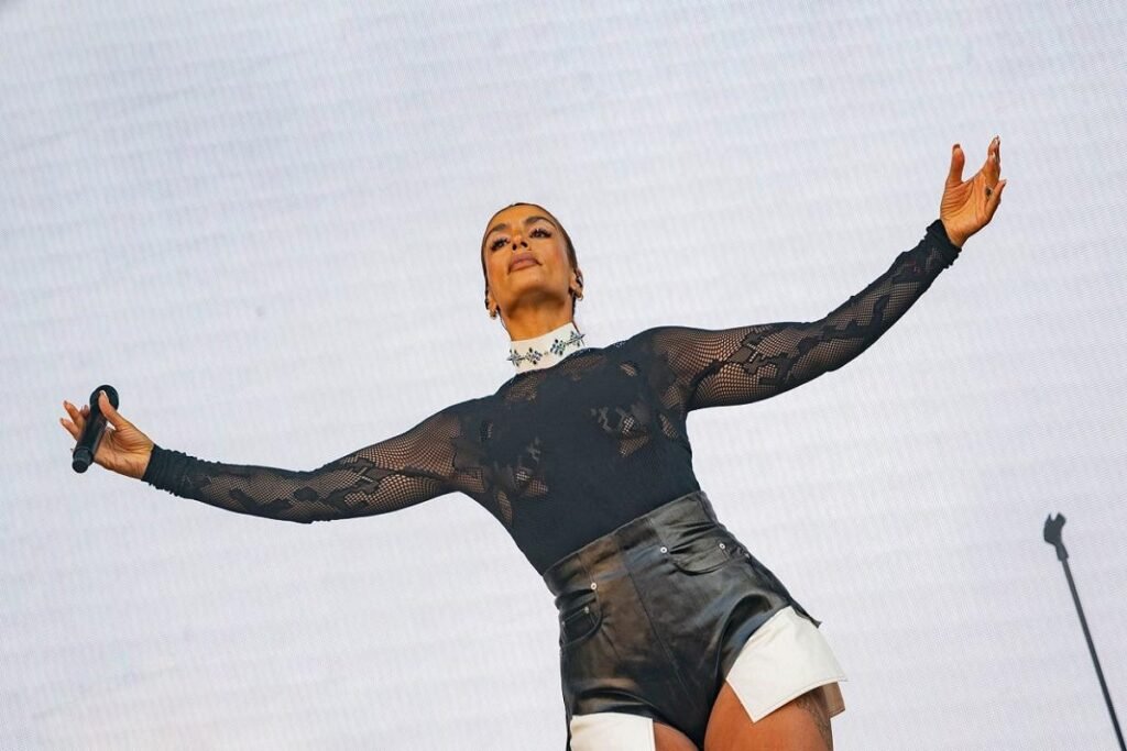 Pop-Star-Says-Streaming-Pays-Too-Little-for-Time-Off