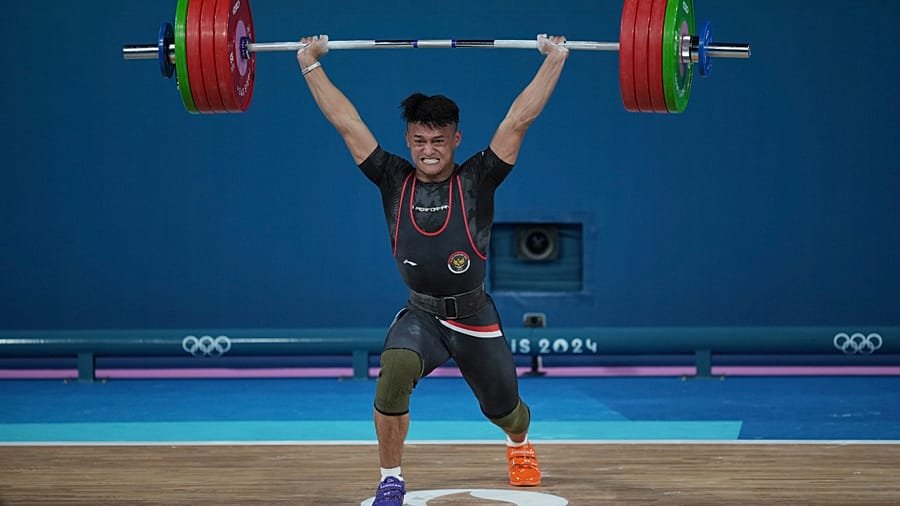 Indonesian Weightlifter Rizki Juniansyah Wins Record-Breaking 79kg Gold at Southeast Asian Games.