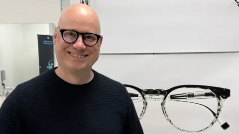 ‘Autofocus’ glasses can change their lenses in real time